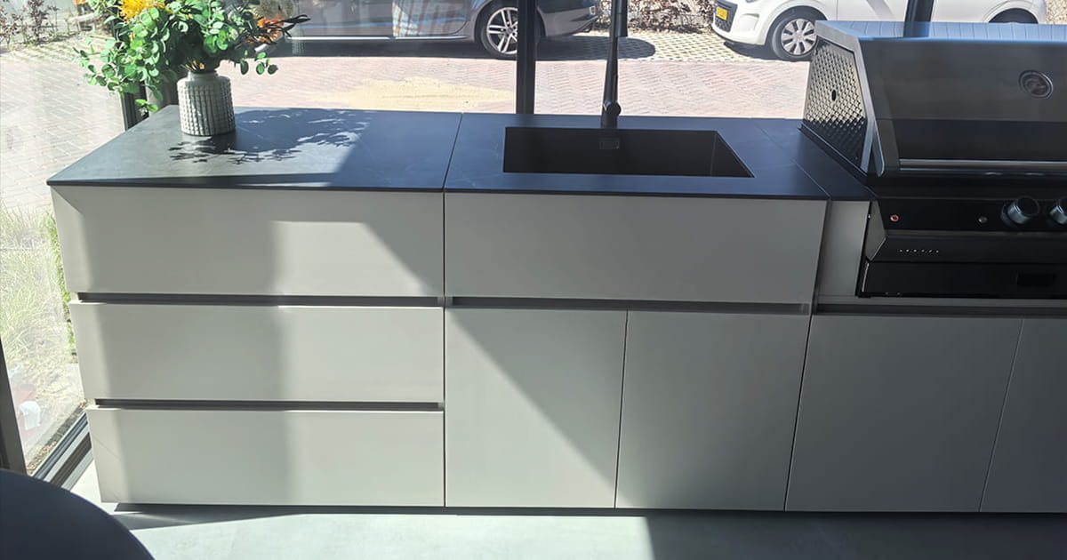 Outdoor Kitchen Cabinets With Sintered Stone Countertop
